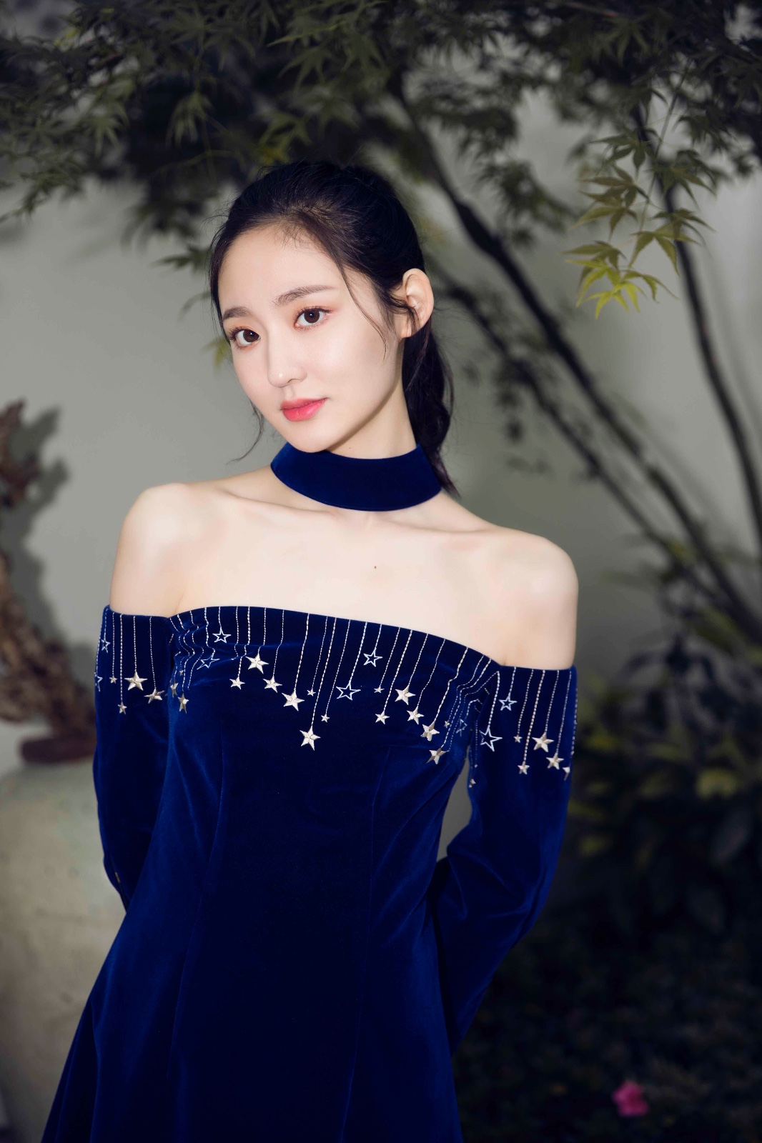 王莫涵时尚写真曝光 简约性感气质优雅