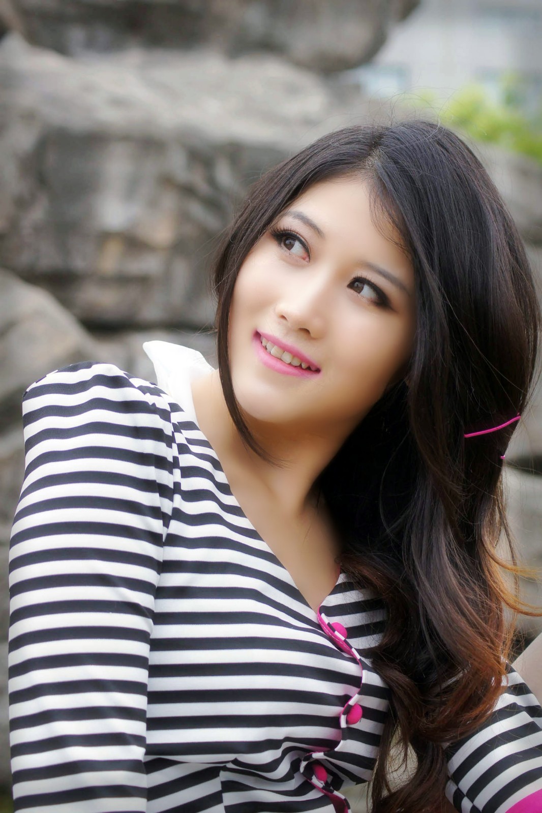 在户外美景下的秀发飘逸美丽女子