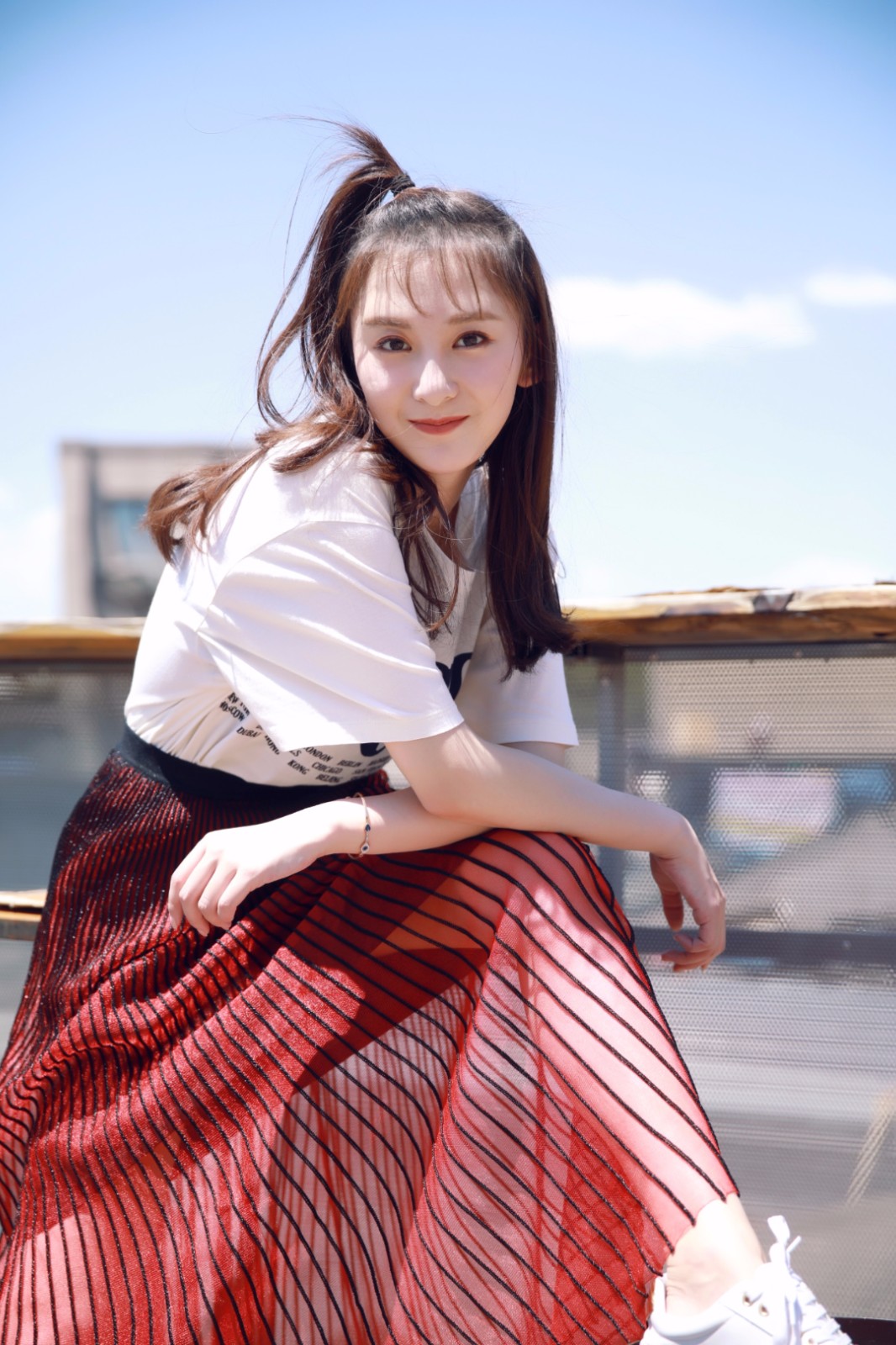 女明星为拍美照太拼命!鬼马少女李梦露"上房揭瓦"大摆pose