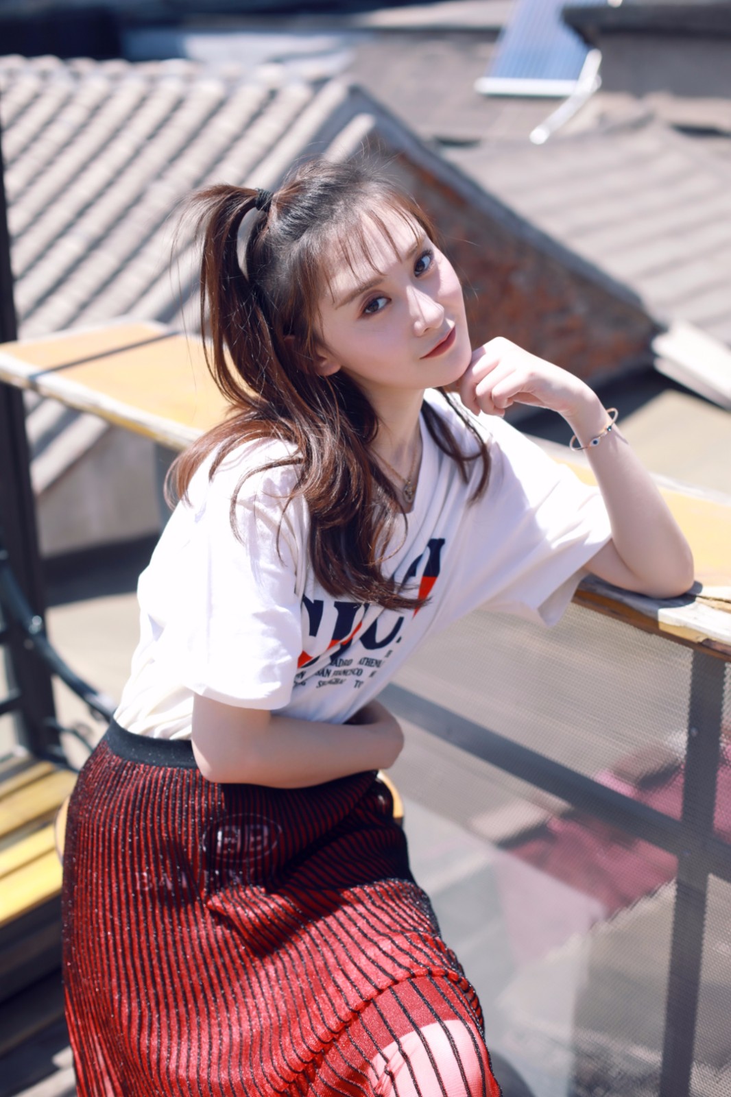 女明星为拍美照太拼命!鬼马少女李梦露"上房揭瓦"大摆pose