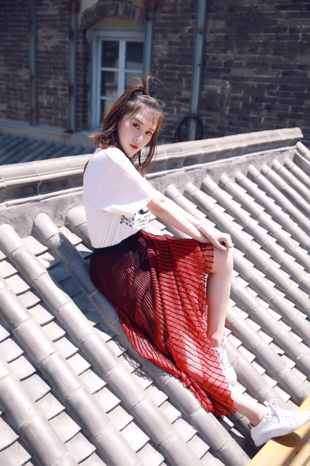 女明星为拍美照太拼命!鬼马少女李梦露"上房揭瓦"大摆pose