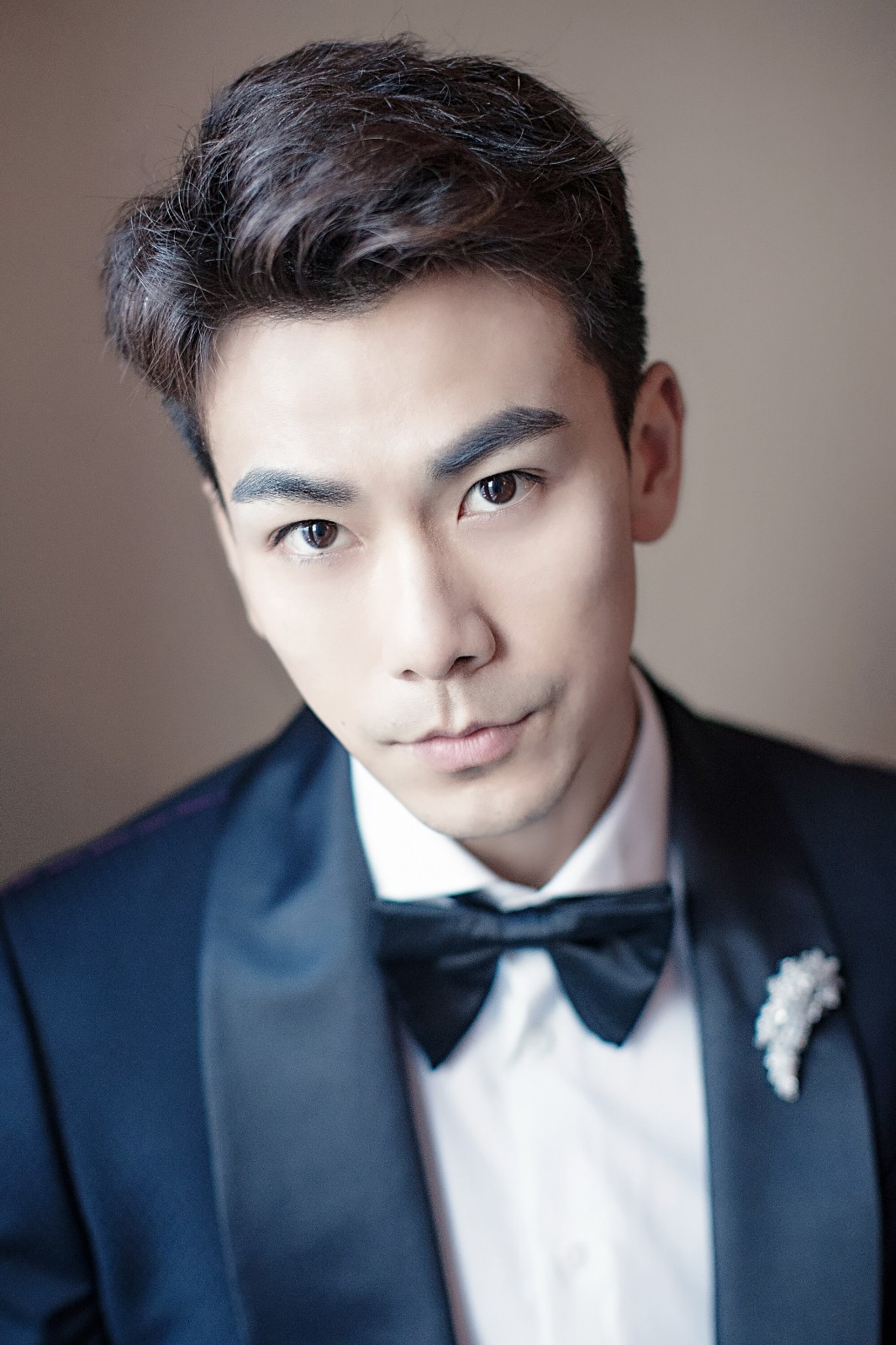 戴向宇西装革履眼神杀霸道总裁气场全开