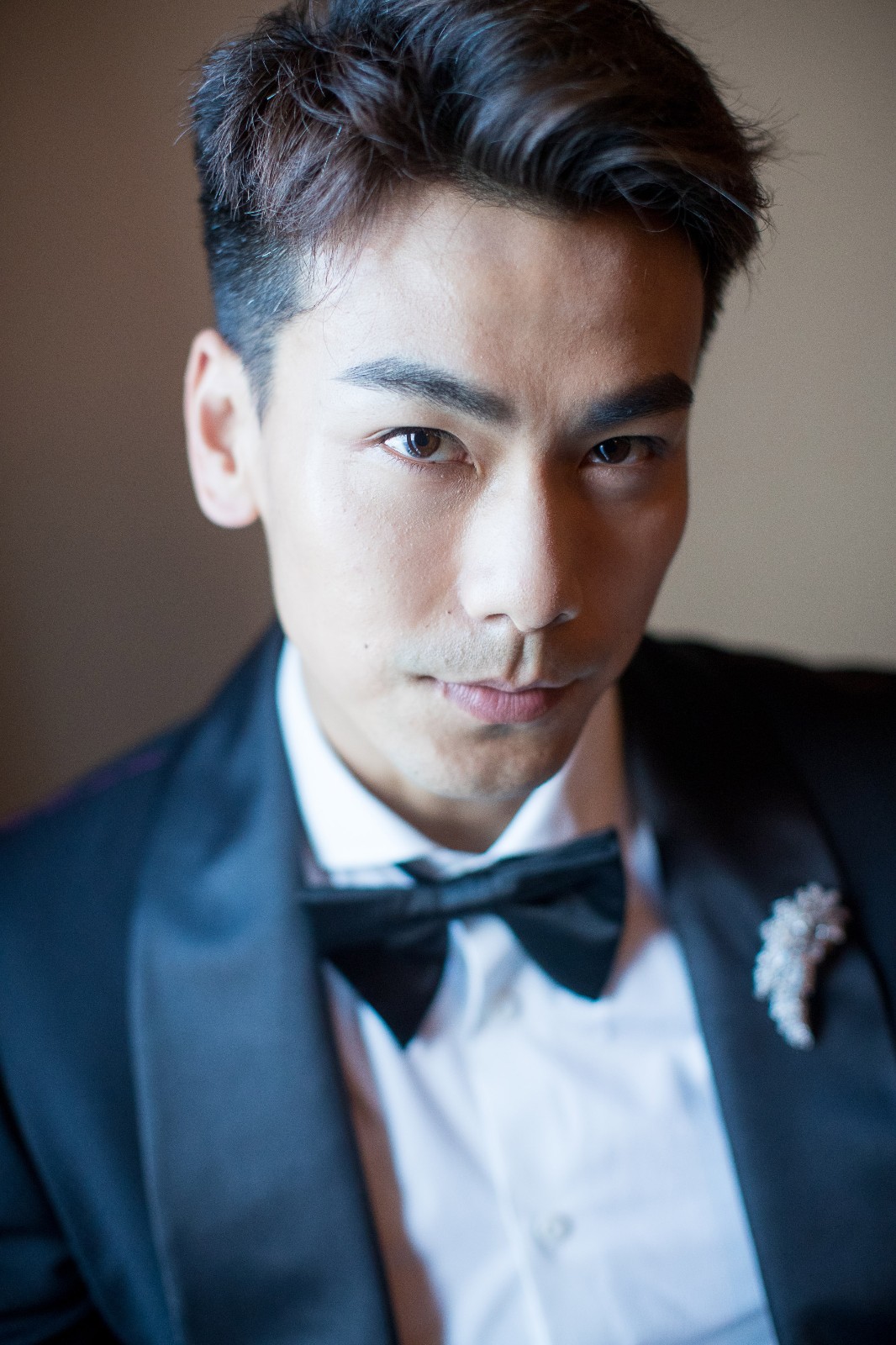 戴向宇西装革履眼神杀霸道总裁气场全开