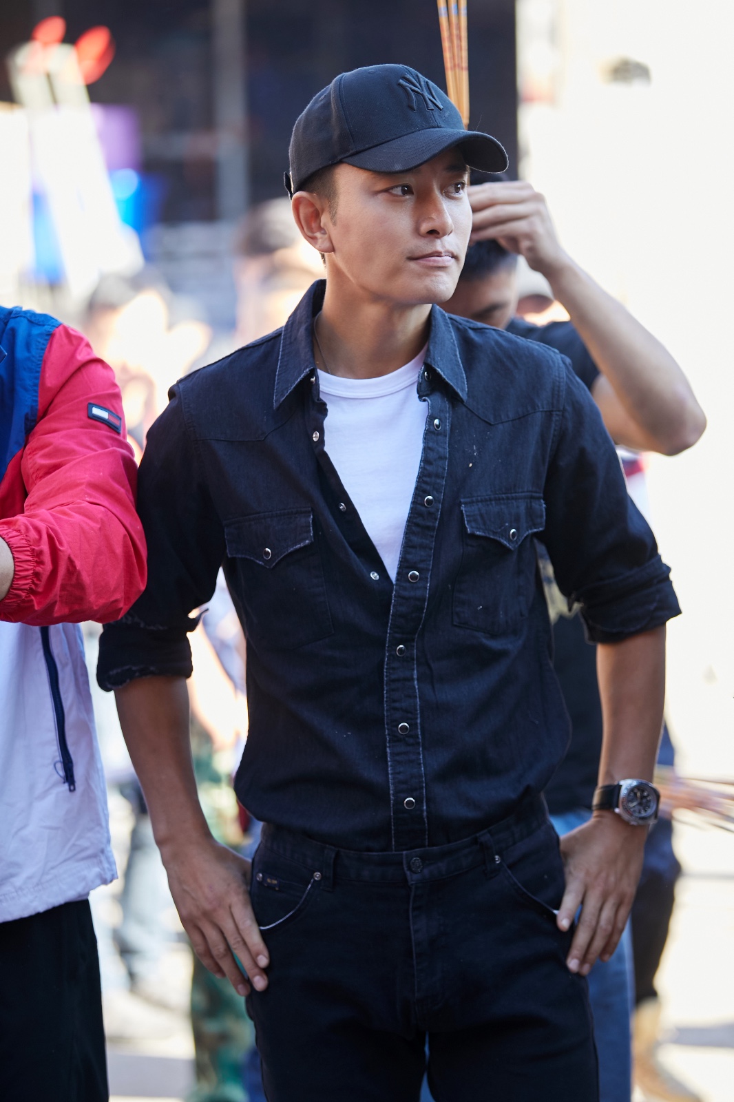 贾乃亮干练简装现身电影《特警队》开机仪式