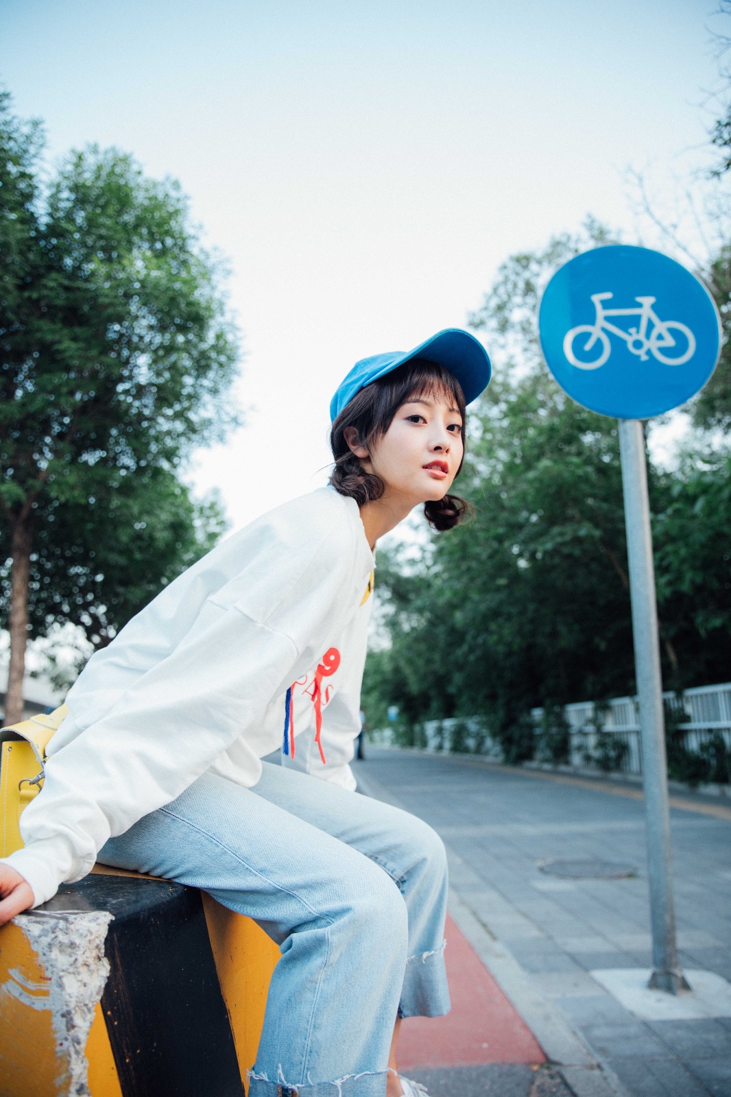 郭玮洁初秋写真公开开学季校园风展现阳光活力