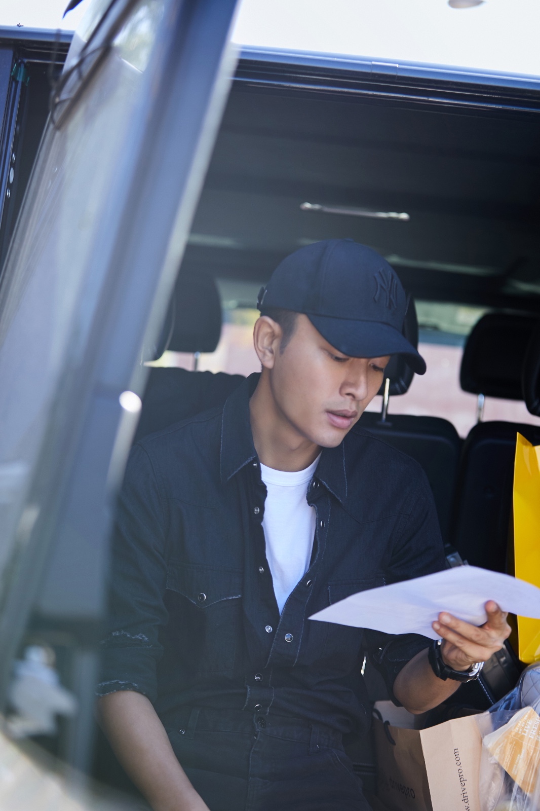 贾乃亮干练简装现身电影《特警队》开机仪式