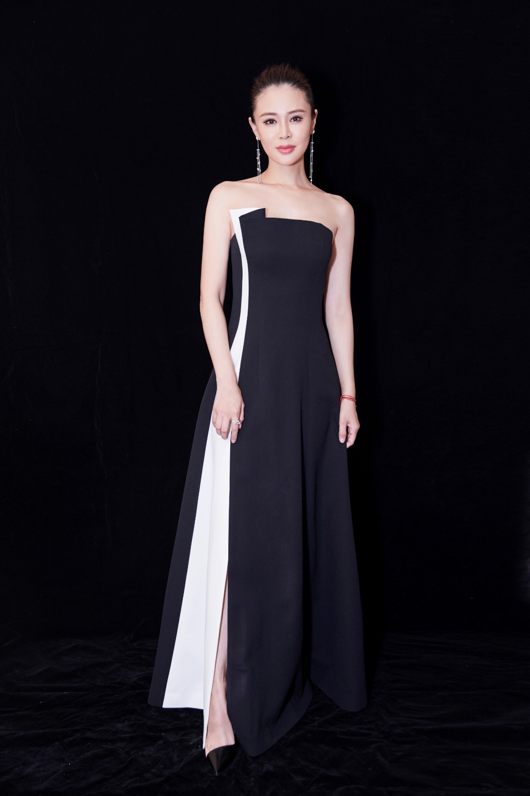 关悦黑色拖尾长裙亮相珠宝晚宴 美肩衬蛮腰妩媚干练