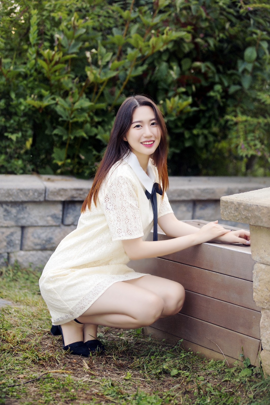 户外美景阳光下的一个长发飘逸清秀女孩