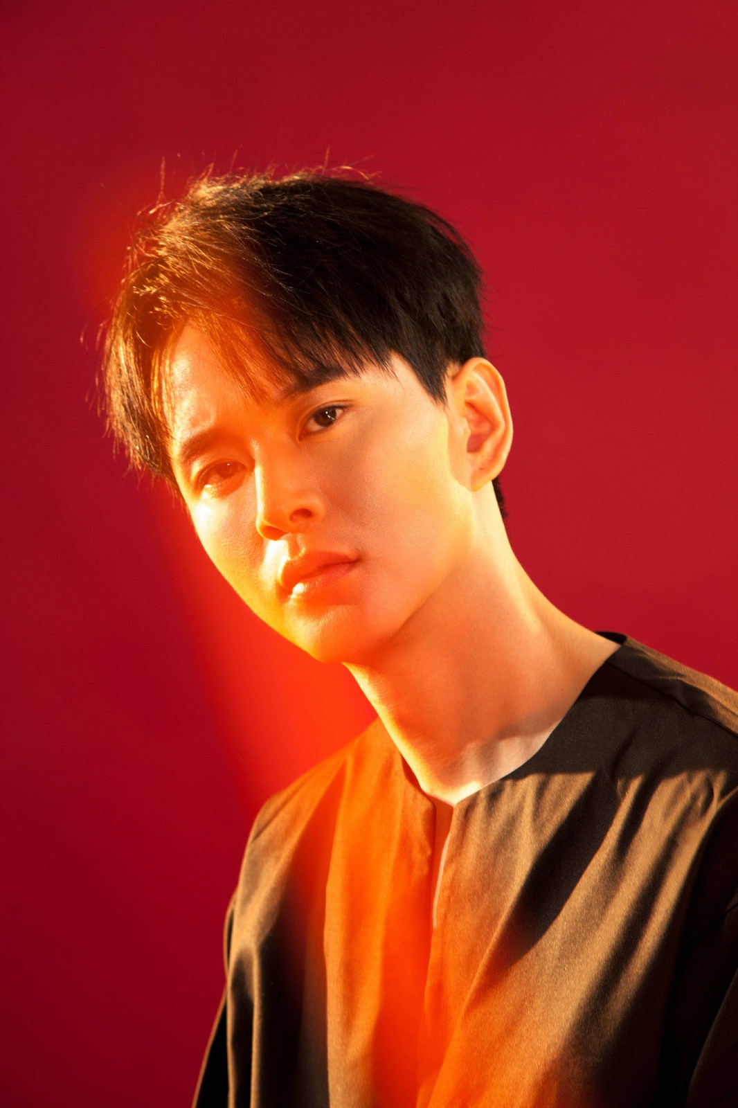 黄宥明杂志大片重现光影魅惑 是演员亦是时尚先锋卫士