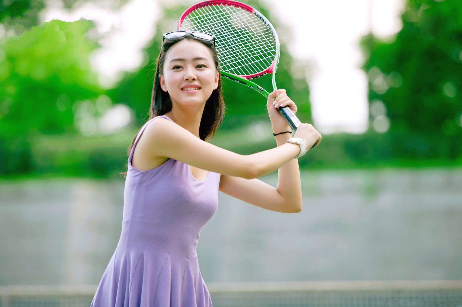 体育场上一个爱打网球的开心美丽女孩!|体育场|网球|美女_新浪新闻