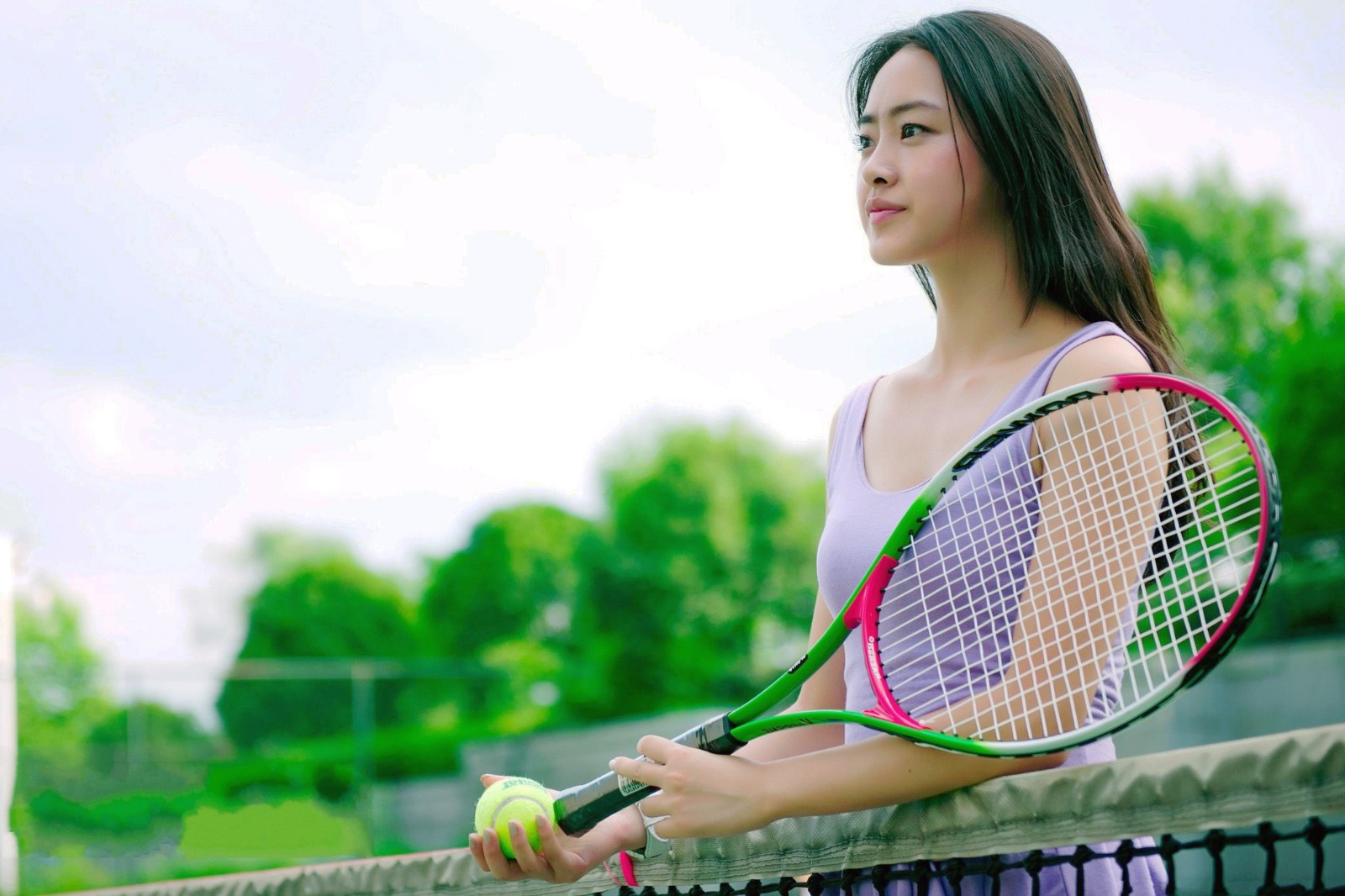 体育场上一个爱打网球的开心美丽女孩!