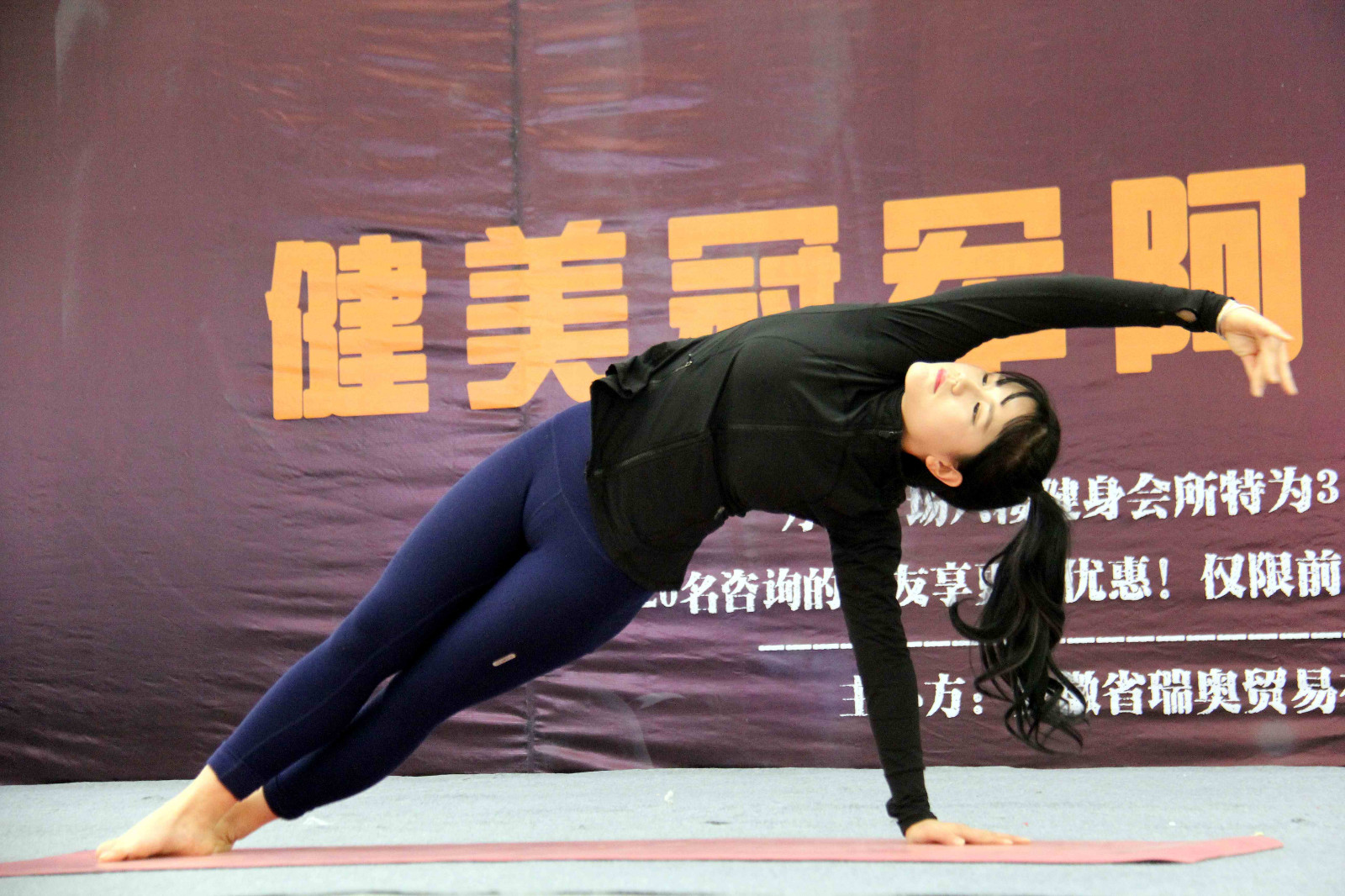 街拍美女表演瑜伽这动作看似简单其实难没有两年练不出来