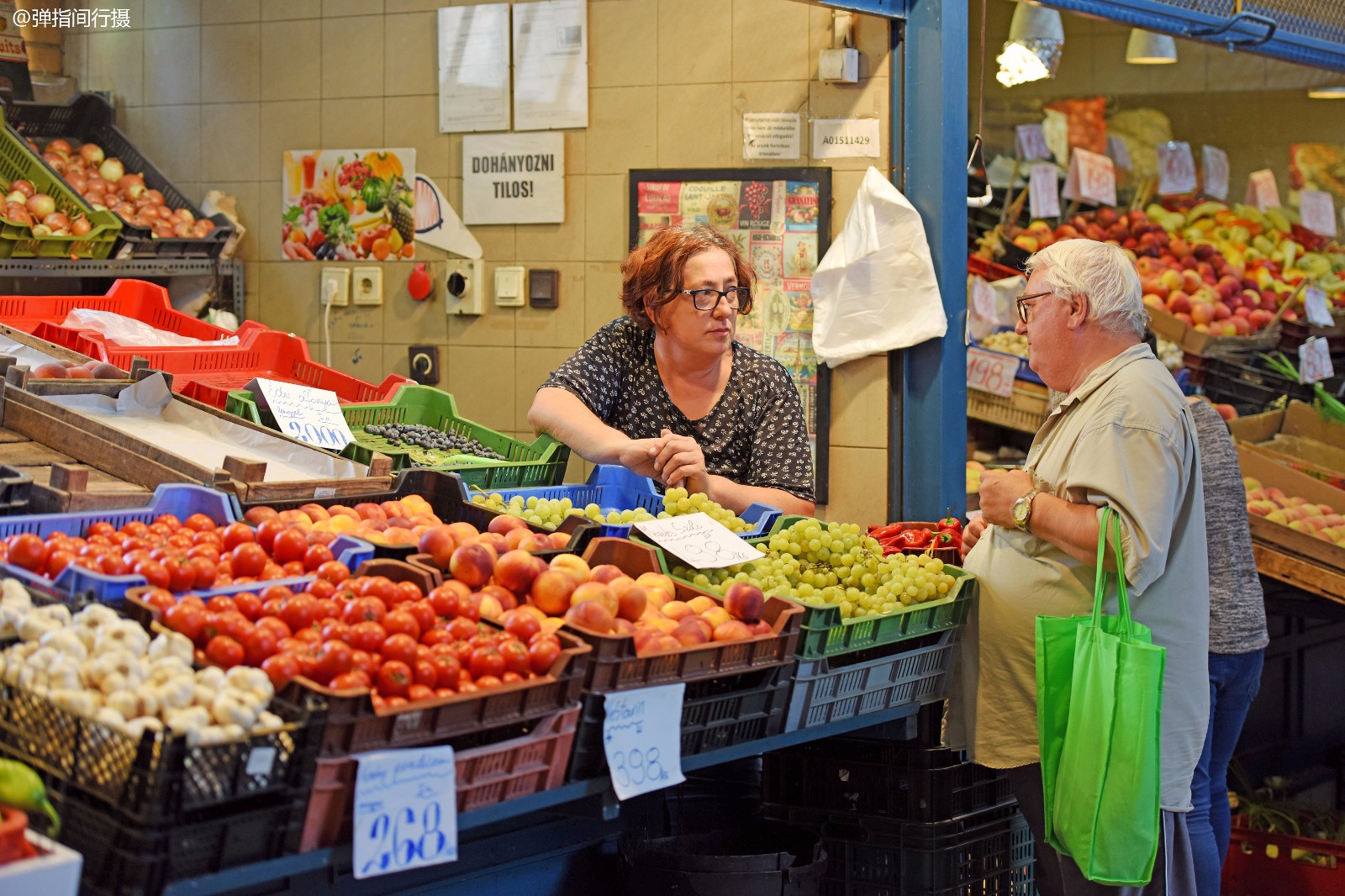 欧洲最大的百年菜市场,卖肉大叔出奇招揽客,女游客看了会脸红!