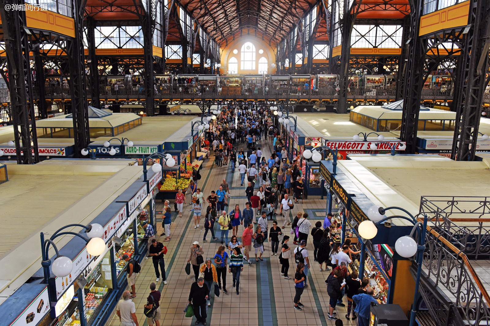 欧洲最大的百年菜市场,卖肉大叔出奇招揽客,女游客看了会脸红!