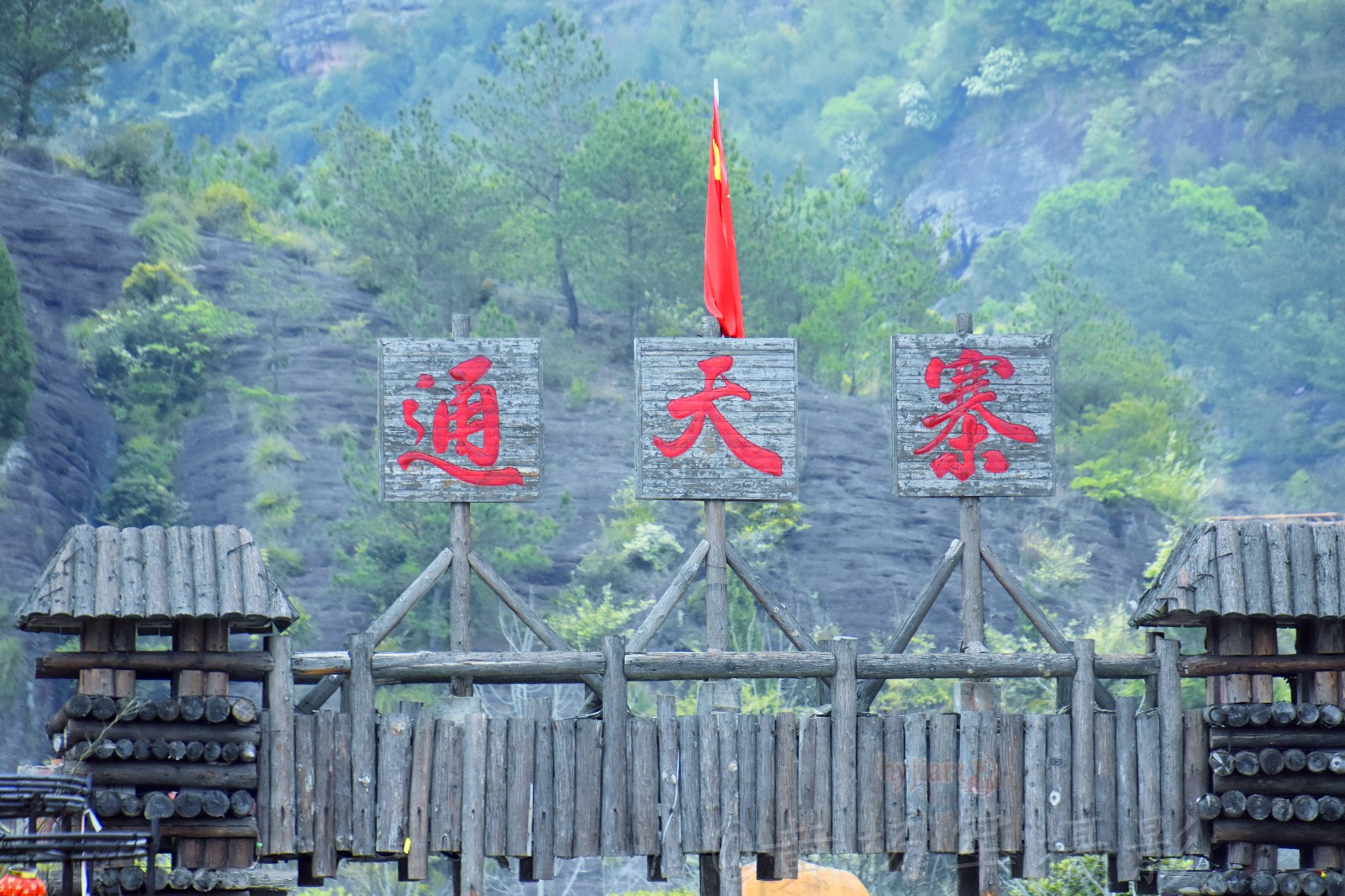 通天寨见到如此典型的岩面龟裂地貌,是一处最为典型的丹霞地貌风景