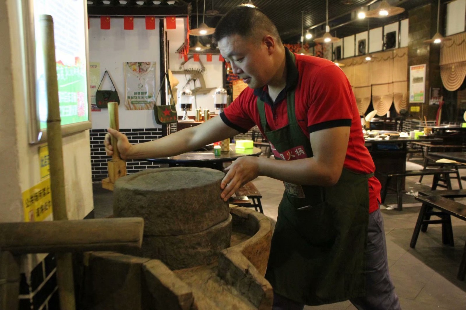 重庆一火锅店老板收藏祖传300年石磨 展示在店内供食客观赏