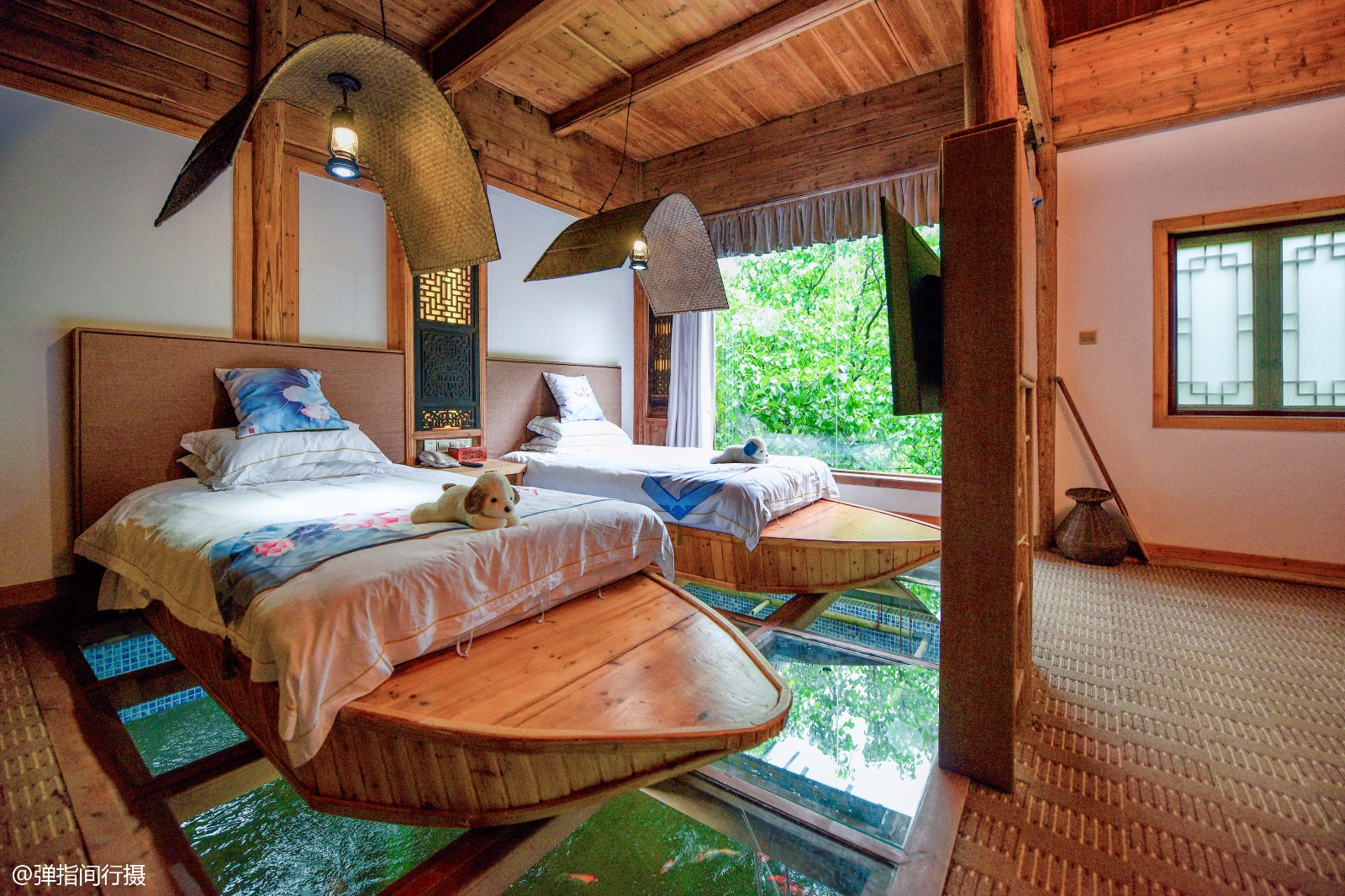 农家猪圈摇身变成船屋民宿,躺在床上还能喂鱼,你敢住吗?