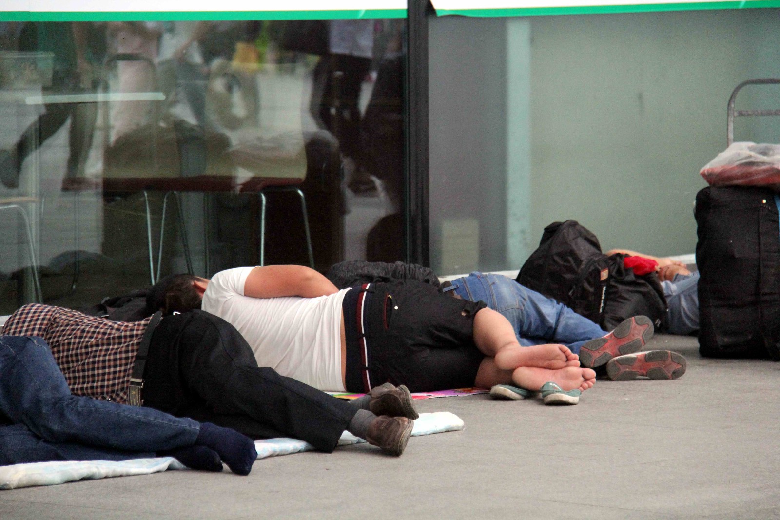 周末出行的人多,火车站前不少"睡客"|合肥火车站|火车站|出行_新浪新