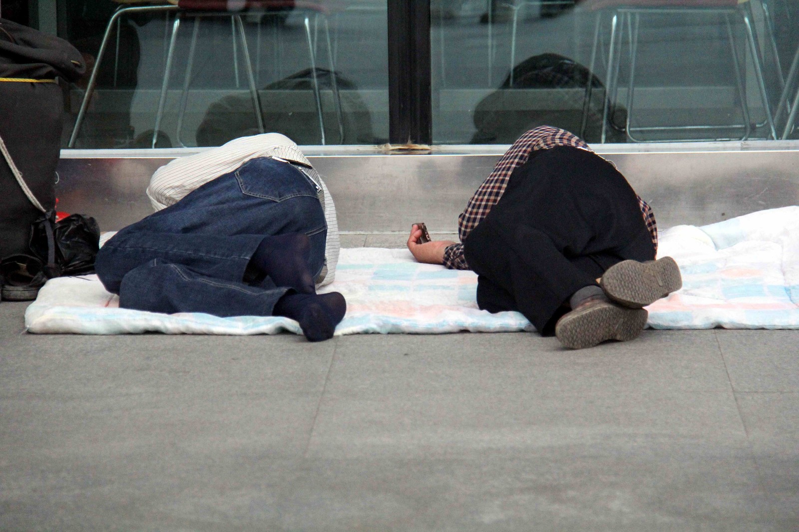 周末出行的人多,火车站前不少"睡客"|合肥火车站|火车站|出行_新浪新