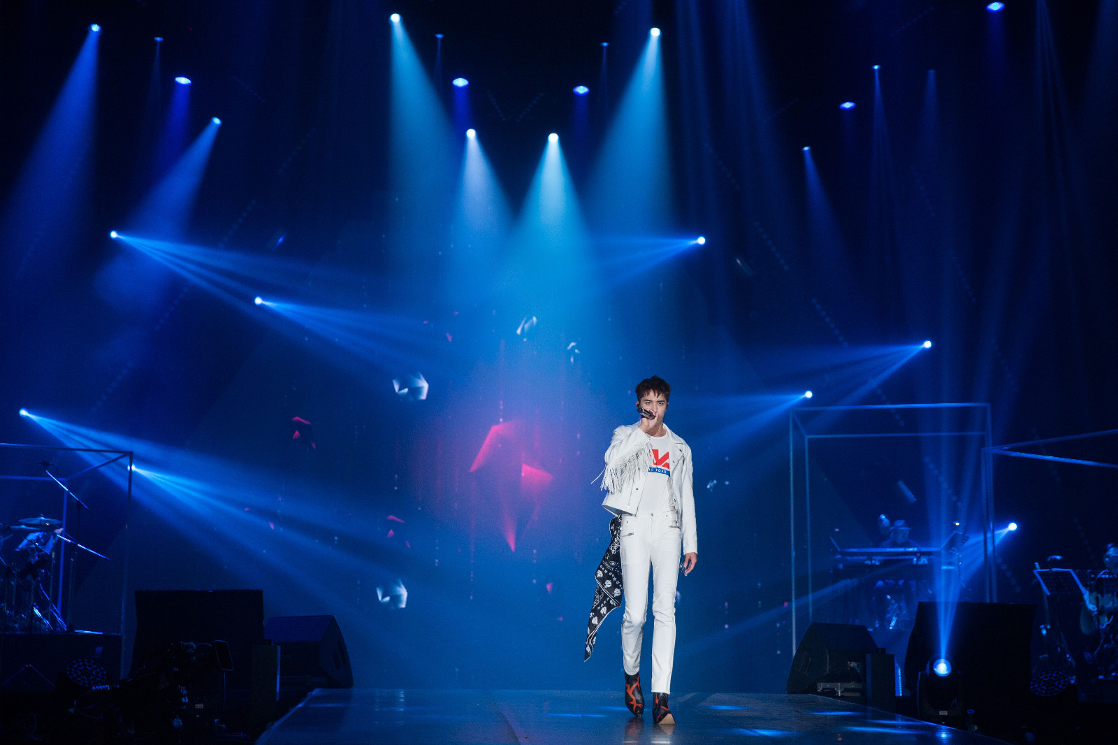 许魏洲泰国演唱会开唱 造型百变花式表白粉丝