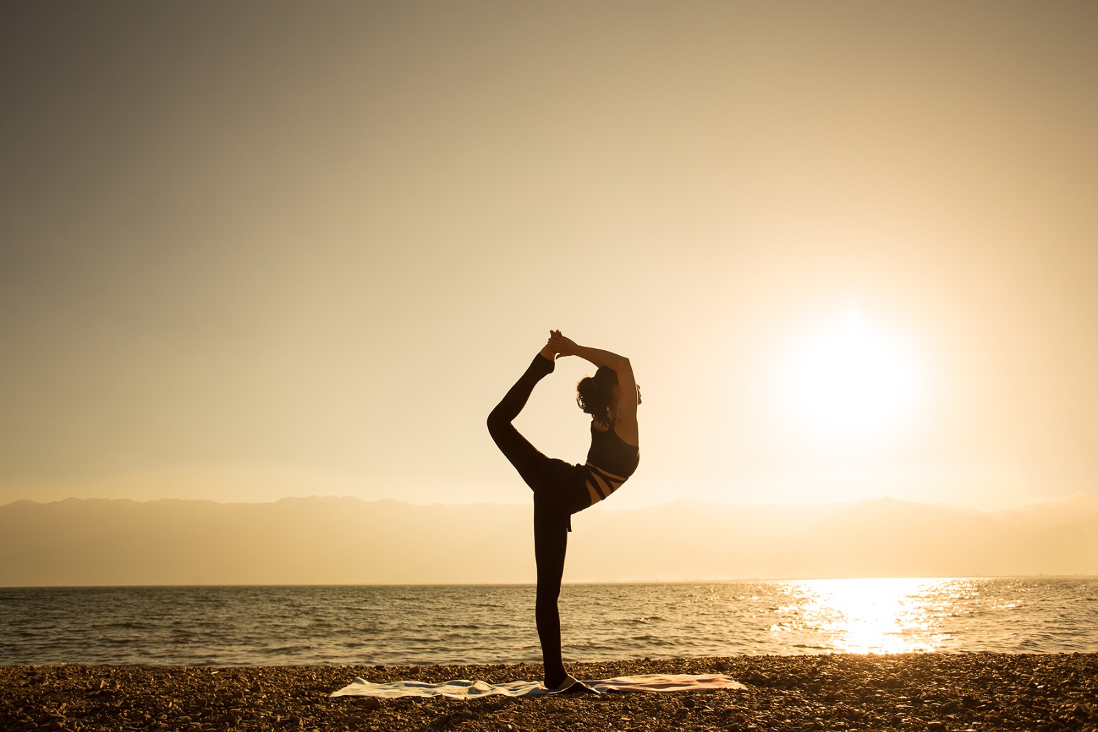 大理旅拍摄影作品欣赏——夕阳下的洱海瑜伽