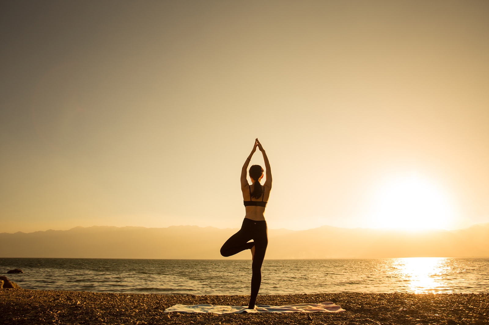 大理旅拍摄影作品欣赏——夕阳下的洱海瑜伽