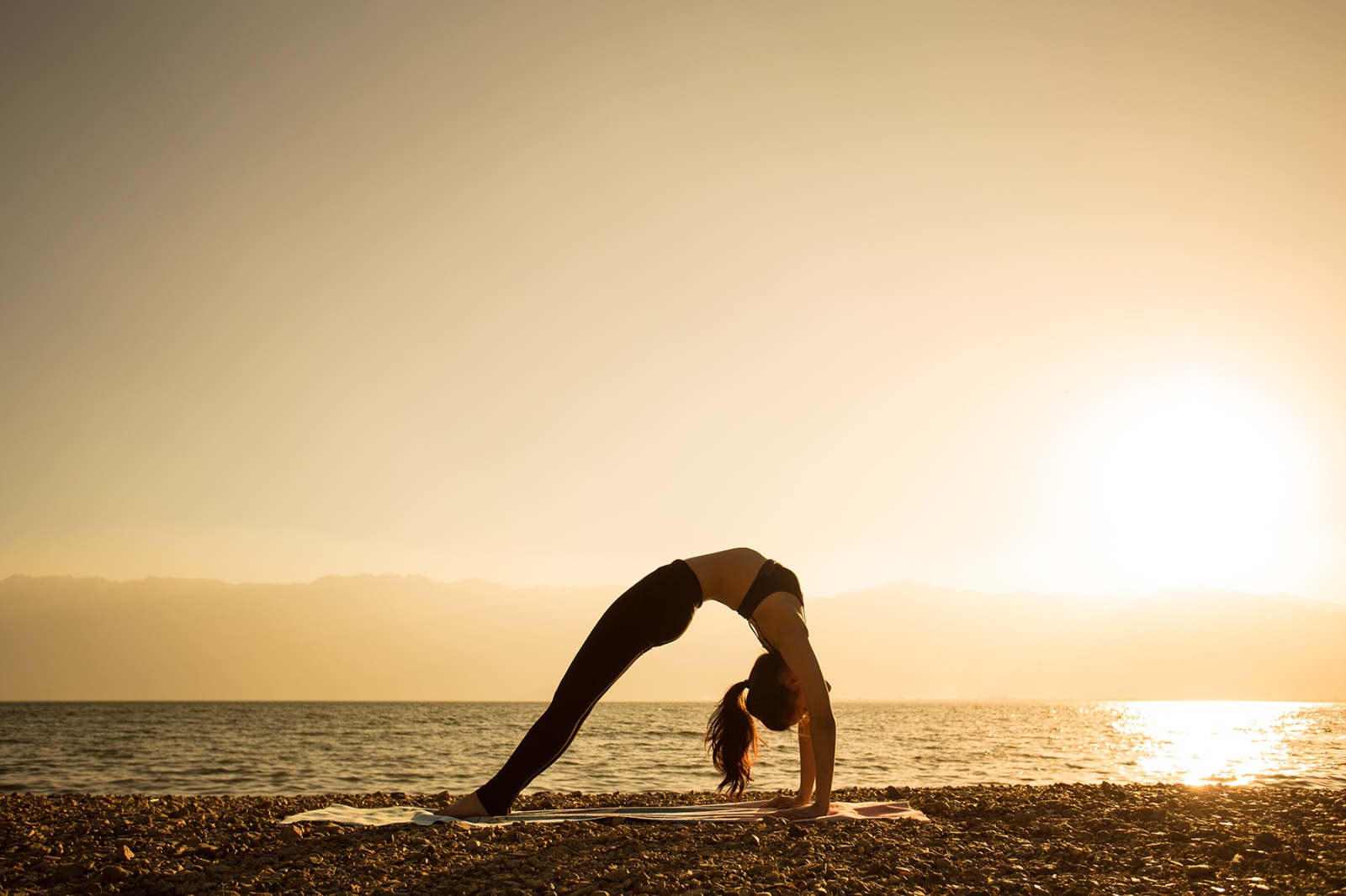 大理旅拍摄影作品欣赏——夕阳下的洱海瑜伽