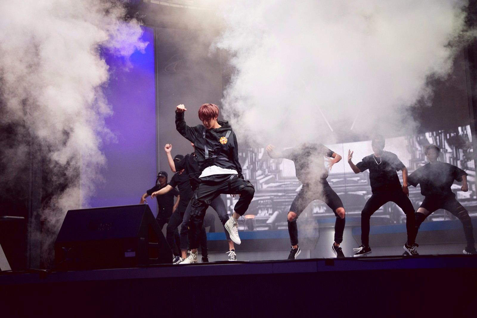 人气偶像王一博亮相迪士尼 高能热舞点燃初夏