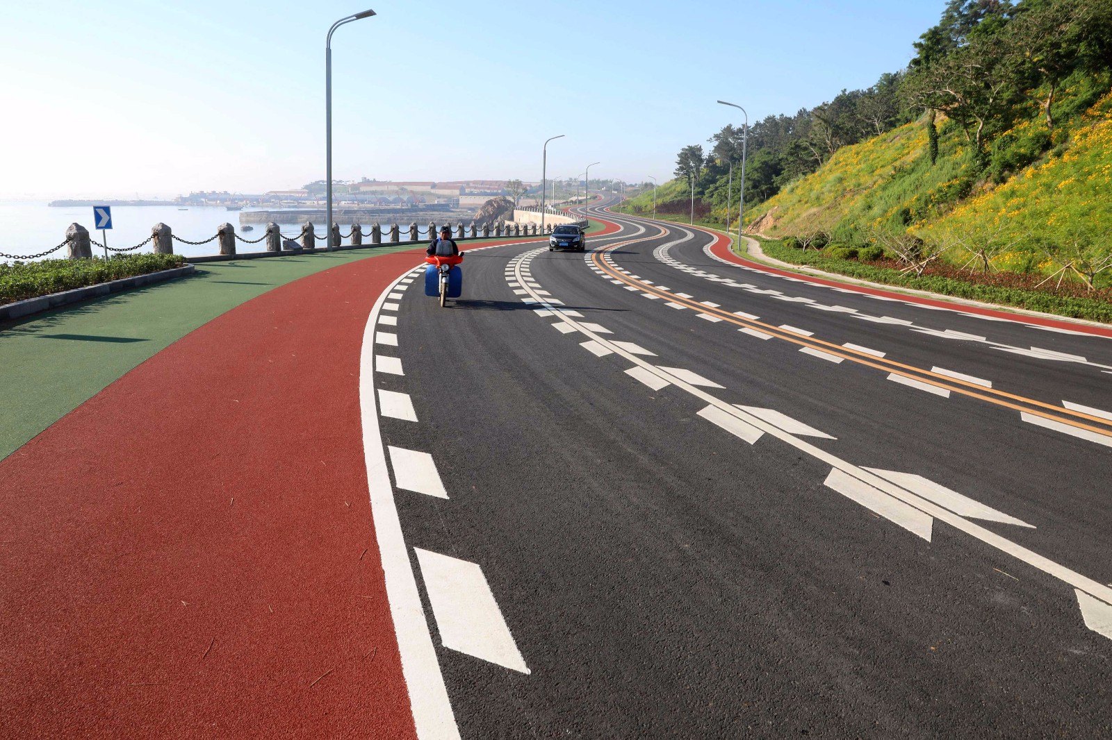 在山东省荣成市半岛环海路中,有一段美丽的九曲十八弯.