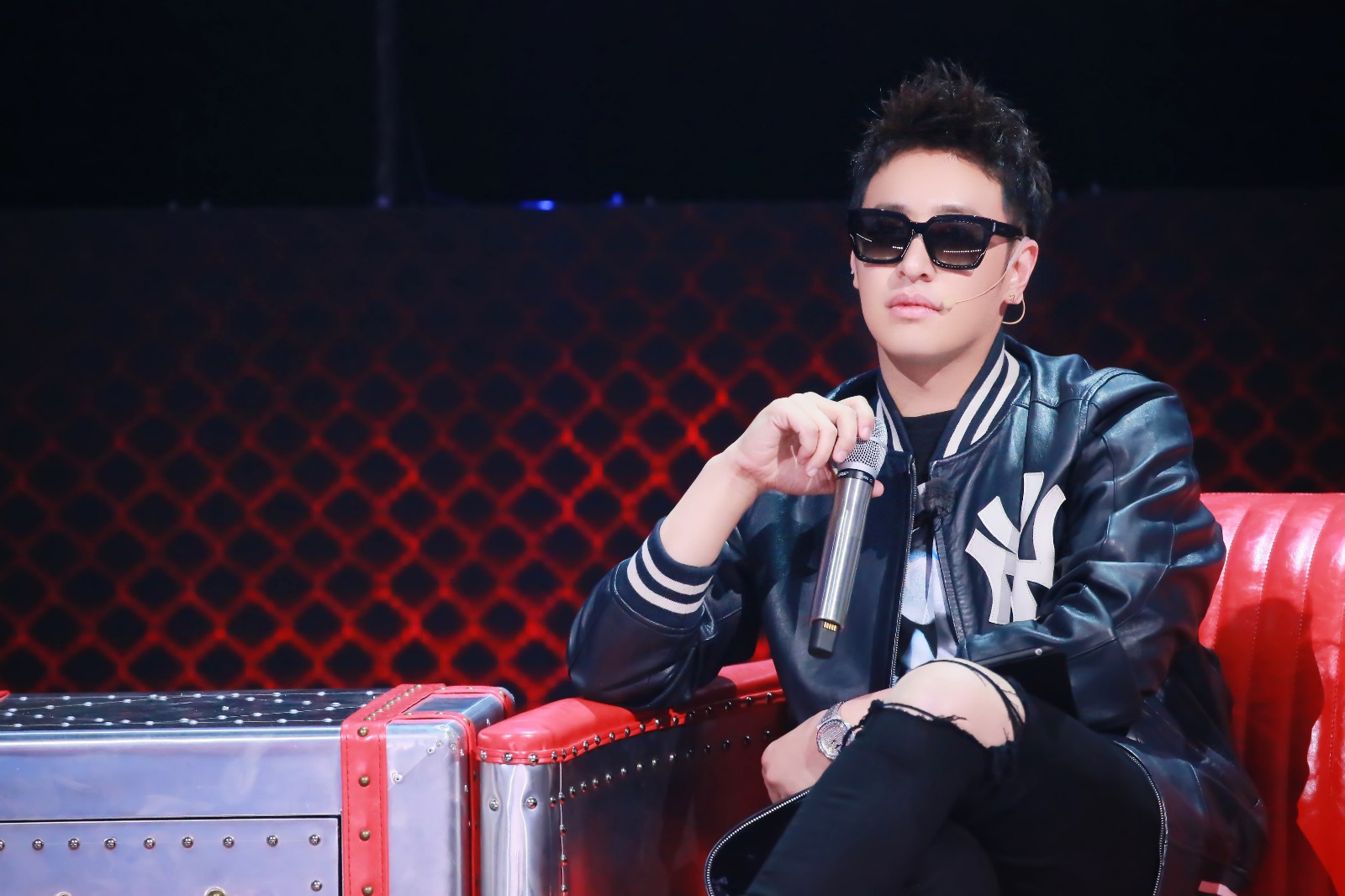 《新说唱》开播 潘玮柏选人预备笔记写不停!