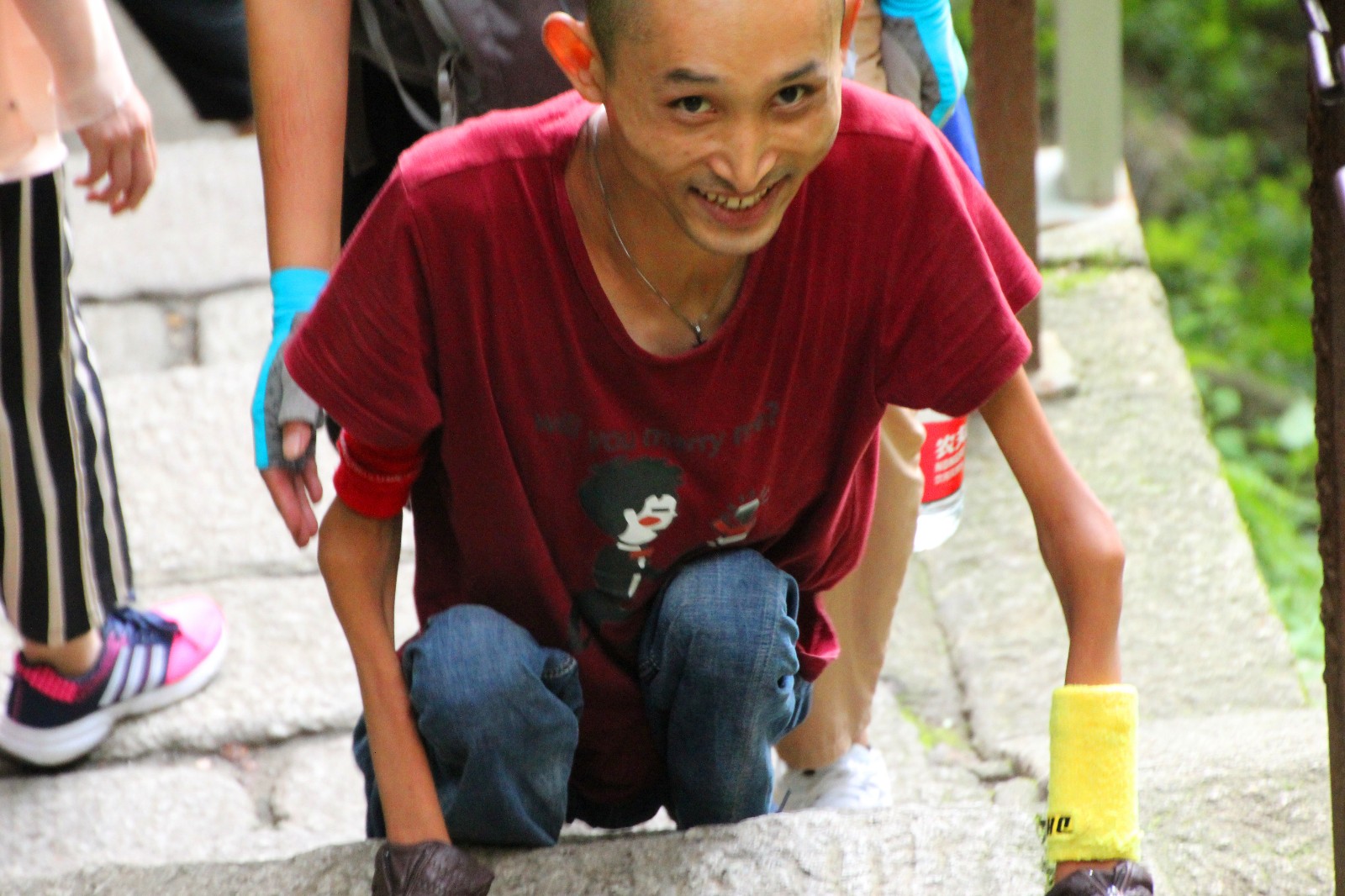 25公斤渐冻人,成功登顶华山,完成"生命最后"的挑战