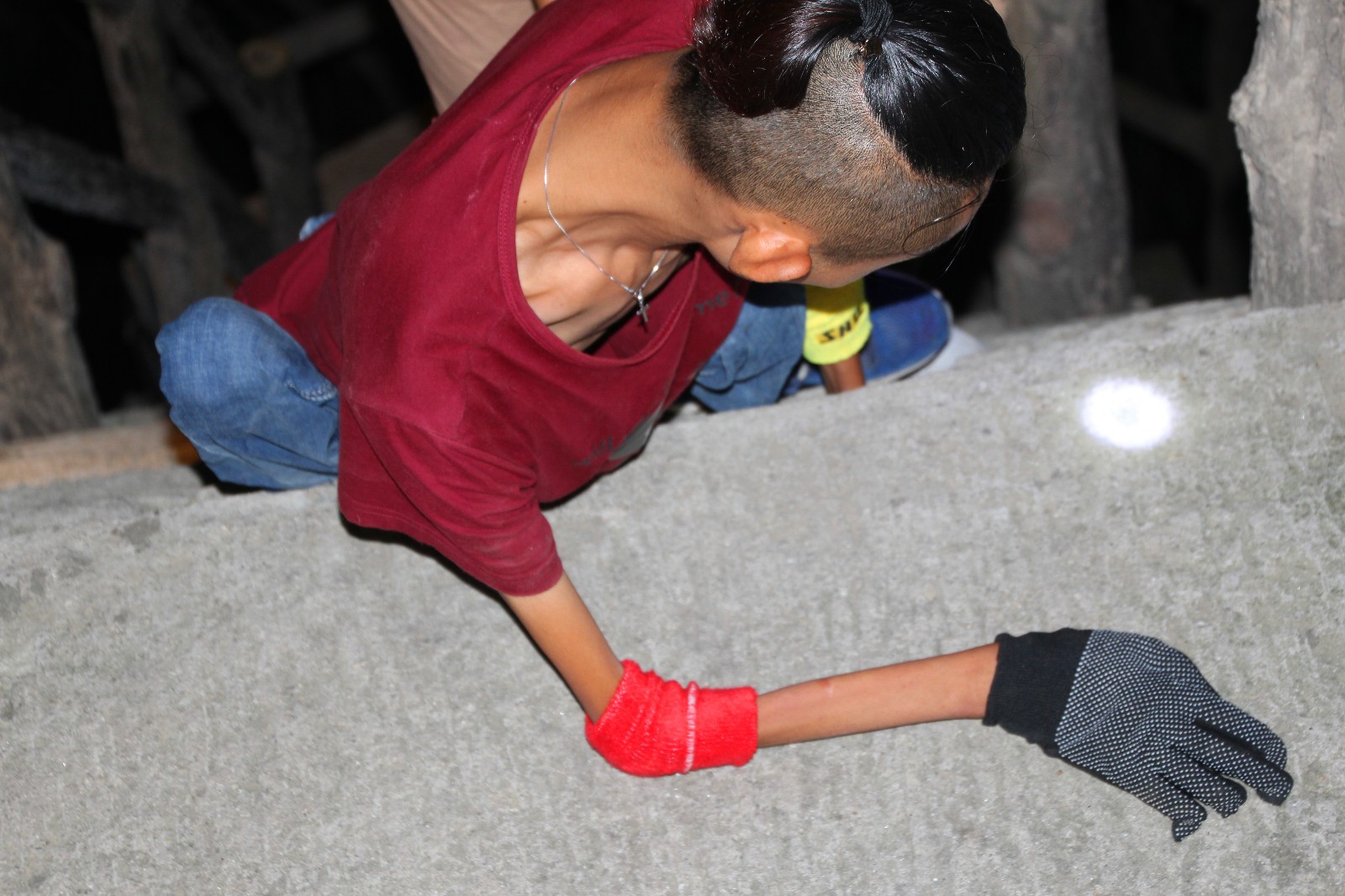 25公斤渐冻人,成功登顶华山,完成"生命最后"的挑战