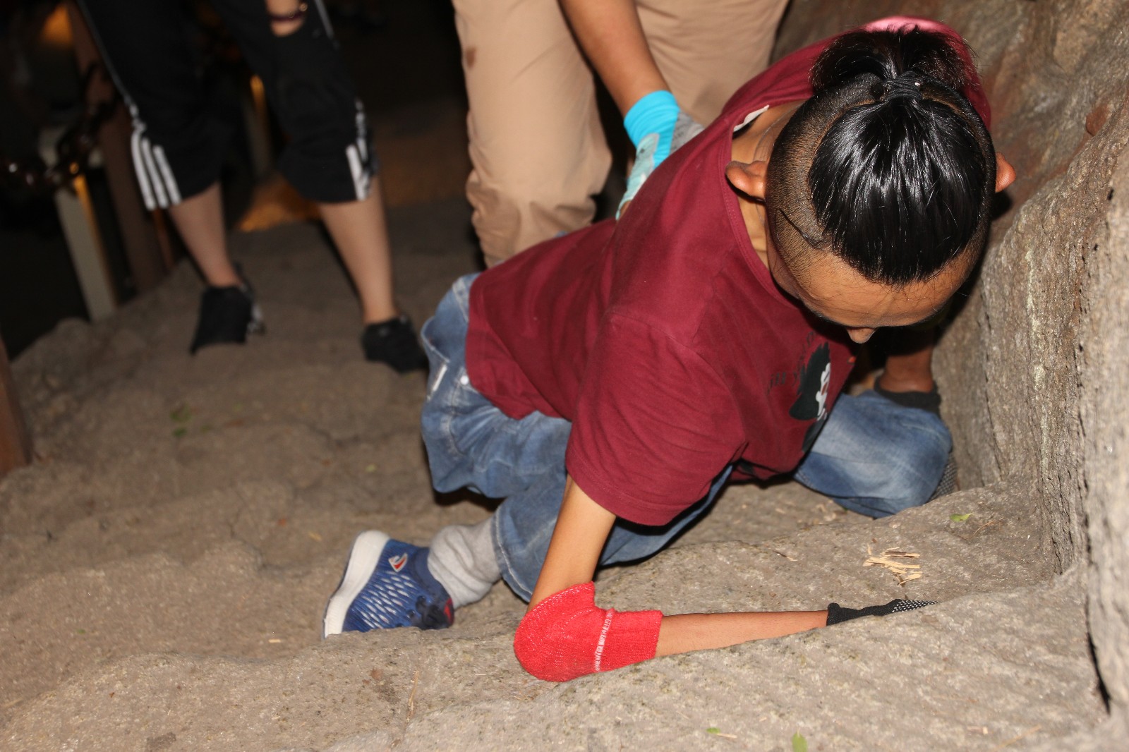 25公斤渐冻人,成功登顶华山,完成"生命最后"的挑战