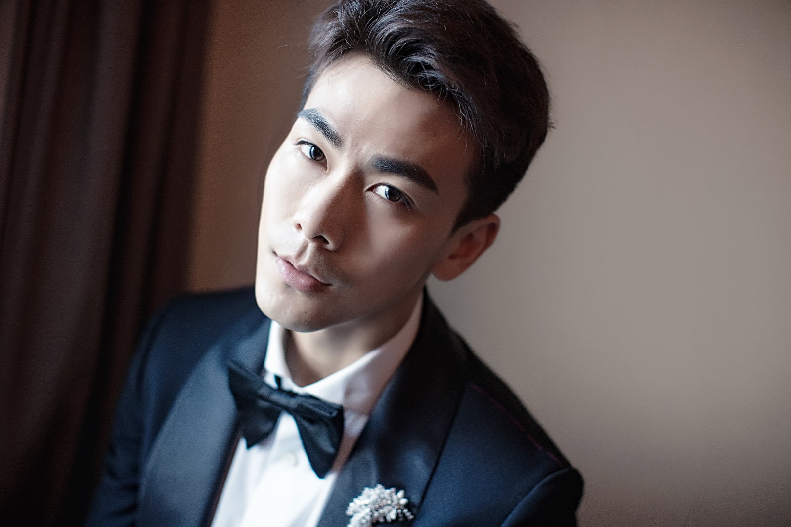 戴向宇西装革履眼神杀霸道总裁气场全开