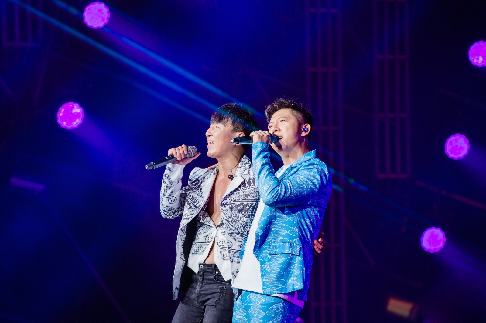 羽泉天津巡演重现经典歌曲 哥俩家人惊喜现身