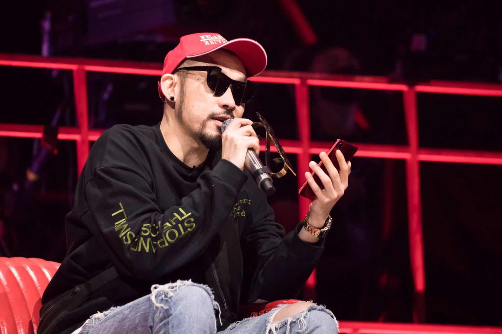 《中国新说唱》张震岳热狗战队首秀 热狗小老弟"毒奶"重启?