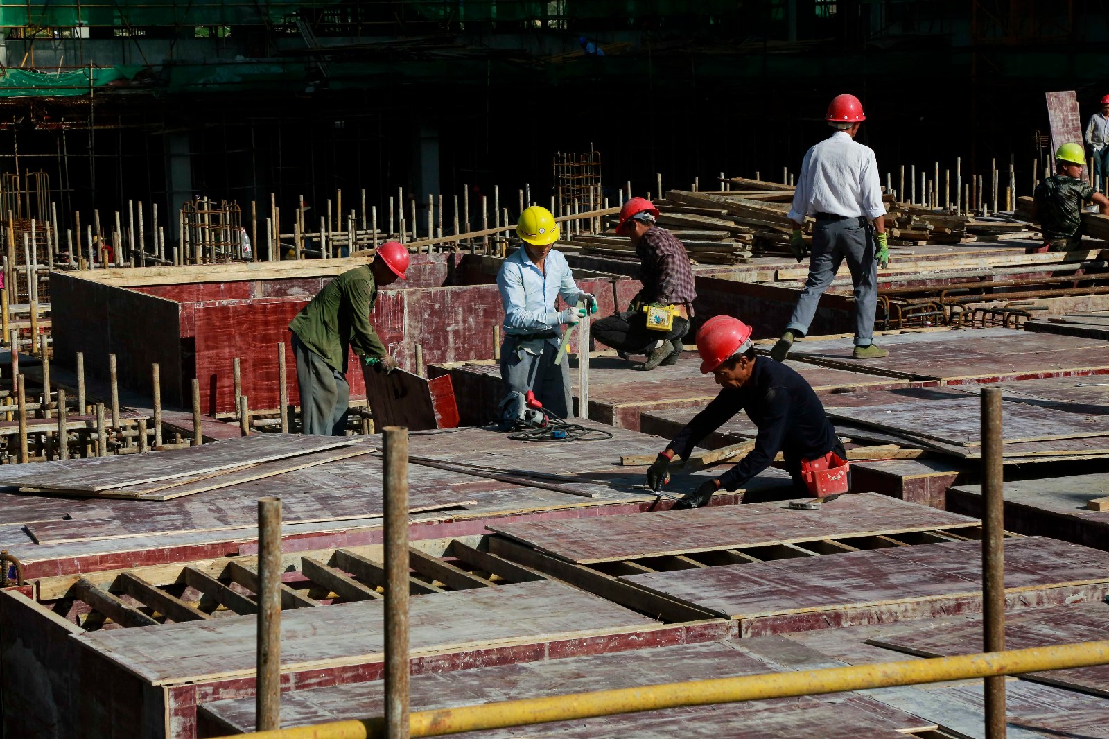 实拍建筑工地的真实生活男工230女工200元这工资低不