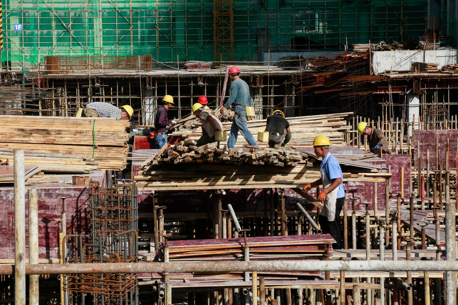 实拍建筑工地的真实生活男工230女工200元这工资低不