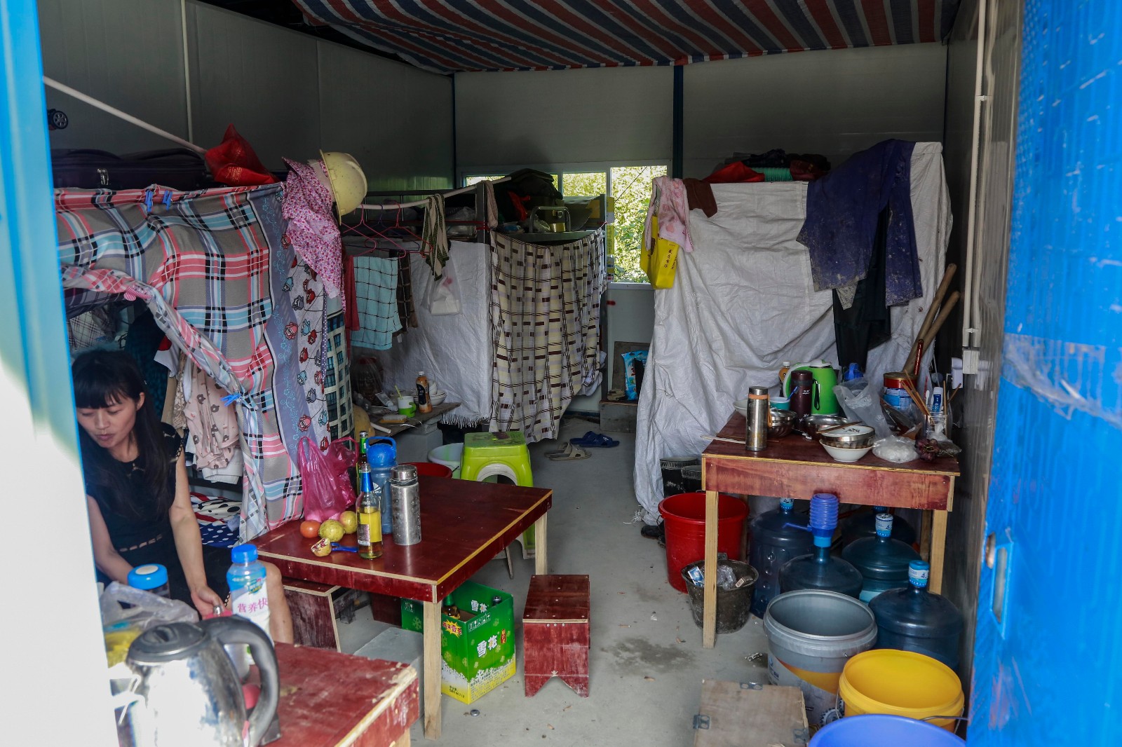 实拍建筑工地的真实生活男工230女工200元这工资低不