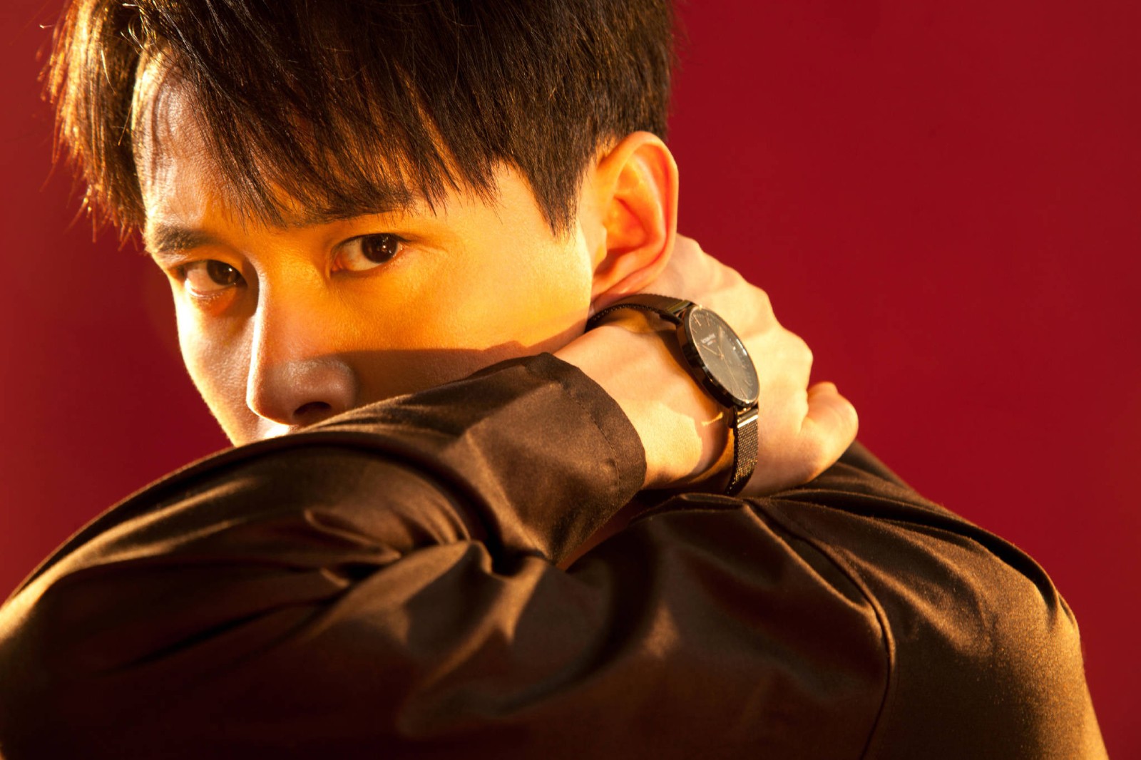 黄宥明杂志大片重现光影魅惑 是演员亦是时尚先锋卫士