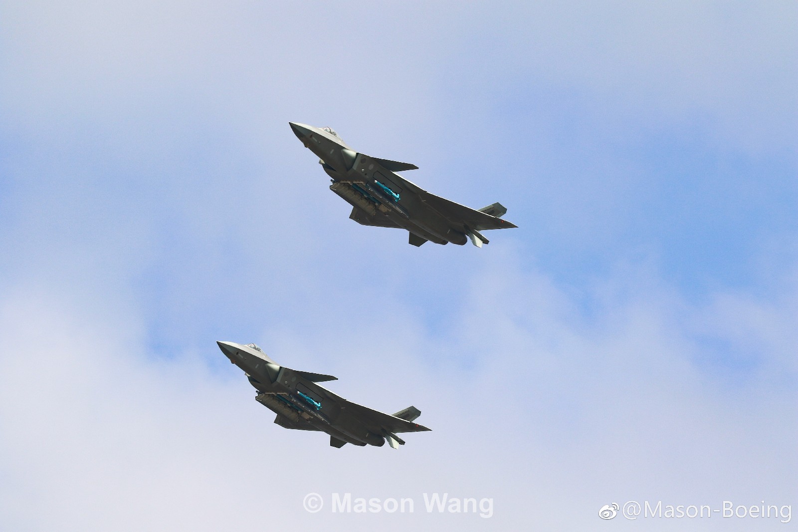 弹仓打开歼20四机编队在珠海航展惊艳亮相