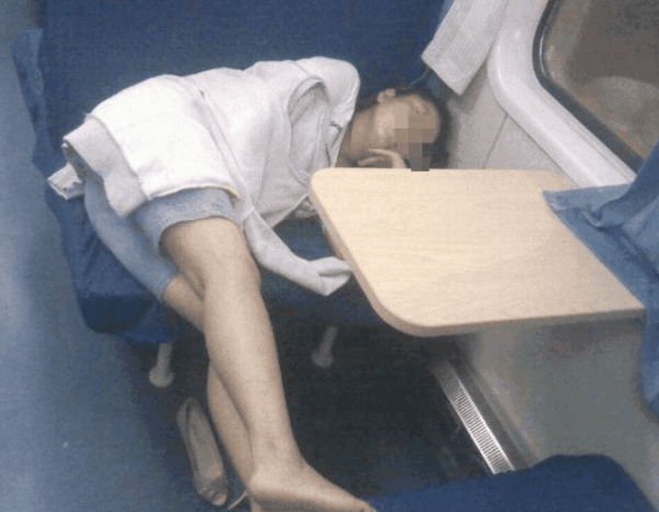 女孩坐火车卧铺睡觉 乘务员查铺却吓懵了