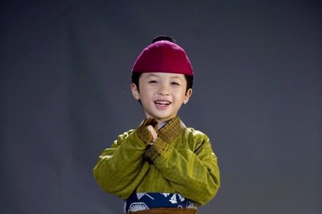 记得《芈月传》里可爱的小嬴稷吗?出道5年丝毫未变笑容依旧可爱!