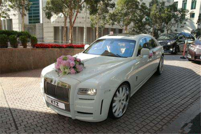 嫁给香港"玩具大王"蔡志明的季子蔡加赞后,身价直飚百亿,在婚礼就破费