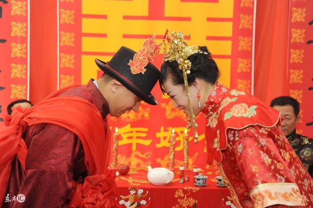 婚礼当天继母晕倒了,我拿着公婆给的大红包交费,打开后我哭了