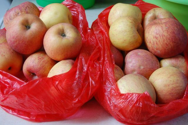 去儿子家借钱被亲家母数落,临走儿媳妇给我一袋苹果,打开后泪奔|苹果|