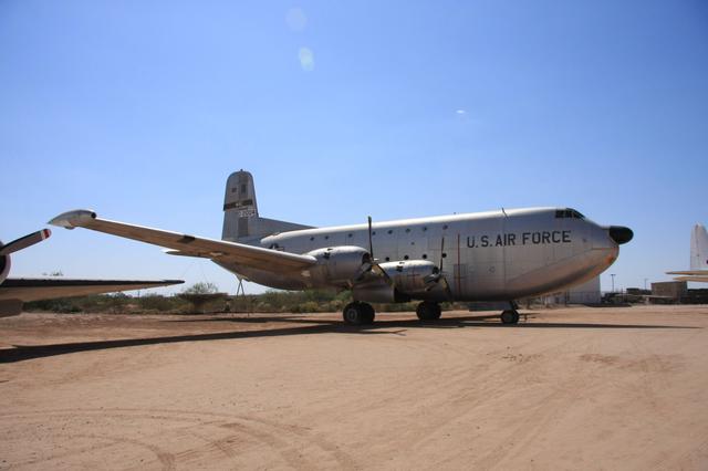 c133重型运输机,可以看做是传统"细长"的人员运输为主的运输机向现代"