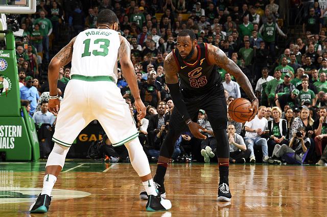 詹姆斯挂着莫里斯打2+1决胜:没有欧文乐福,同