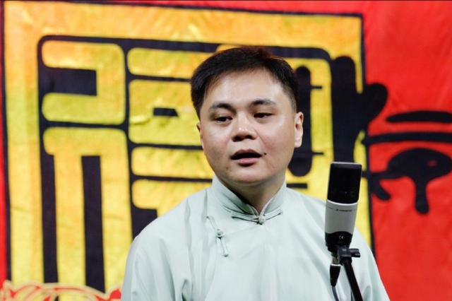 也都赞不绝口,虽然说他没有小岳岳红,那我们的师爷谢金那么一表人才