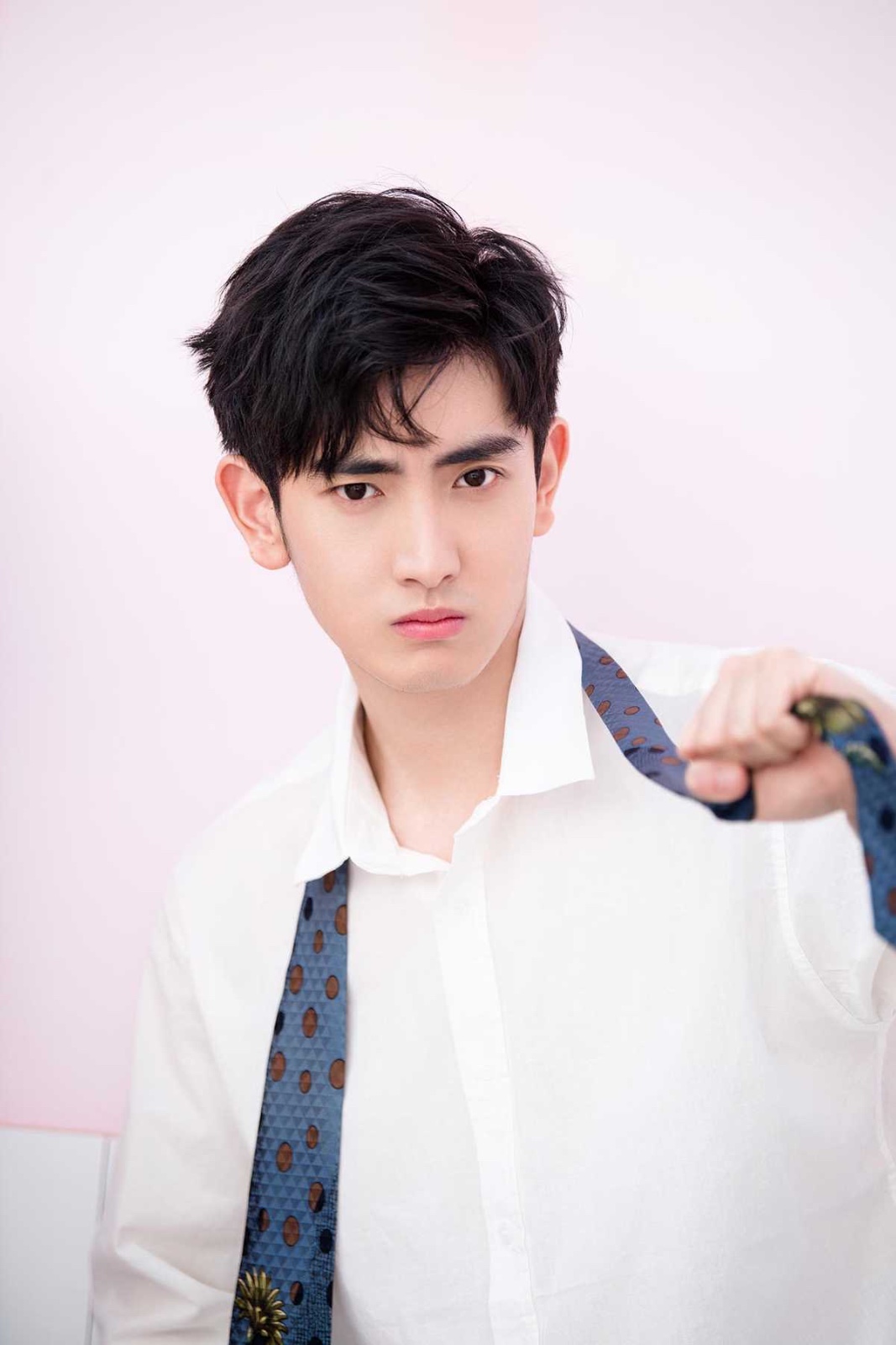 陈烨林清新写真曝光 撩人造型帅气"圈粉"